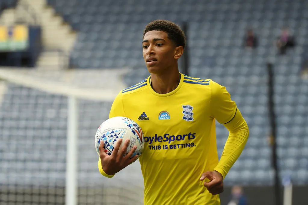 西媒：莫德里奇曾提出降薪留队方案，并愿意终老皇马（西媒：莫德里奇曾提降薪续留方案，愿在皇马终老）